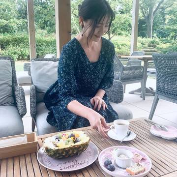 ランチは屋内でデザートはテラスで。