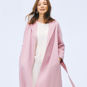 ライラックカラーのコートとピュアな白コーデを合わせて、幸福感あふれる冬の装いに。最高気温12℃｜12/18(木)【50代の毎日コーデ】