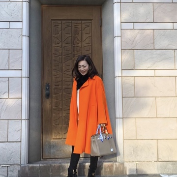 気持ちもアガる↑鮮やかなオレンジコートを着てお出かけ