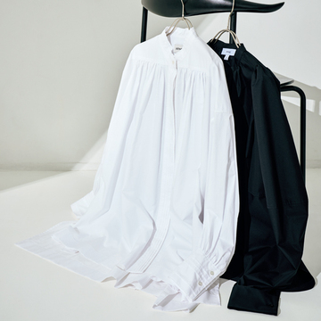 【大人のエレガントなシャツ】ギャザーのほのかな甘さで知性だけじゃない優美さを香らせて