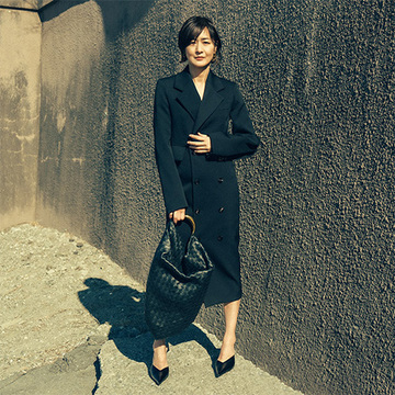 【最旬ブランドの新作バッグ】「ボッテガ・ヴェネタ」のレザーバッグをブラックコーデの主役に！