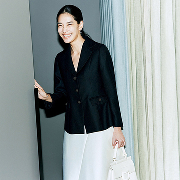 会食にふさわしい正装感のある「エムダブリュー」のレディジャケット【NEOエグゼスタイル】