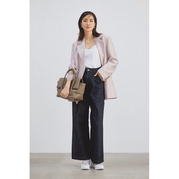 淡いピンクと濃紺のコントラストで、デニムをきれいめに着こなす。気温26℃｜6/20(木)【50代の毎日コーデ】