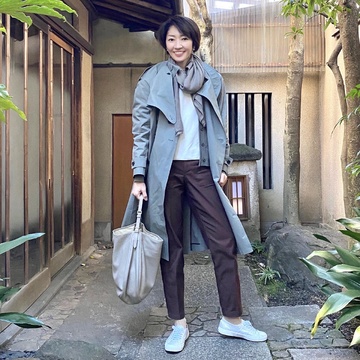 SUPERGAのシルバースニーカーでシック＆クールコーデ