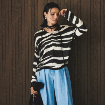 大胆なゼブラ柄ブラウスを投入してアウターの着脱による変化を楽しむ！気温12℃｜12/10(水)【50代の毎日コーデ】