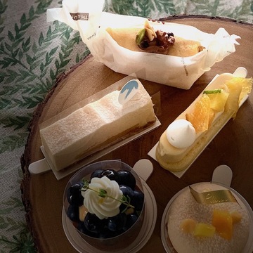 大人ピンクのアクセサリーで、 New Open のパティスリーへ。