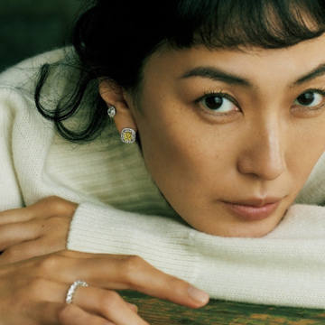 大人の表情に寄り添う「ティファニー」のイエローダイヤモンドピアス