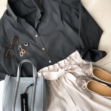 ベージュのとろみパンツで春コーデ