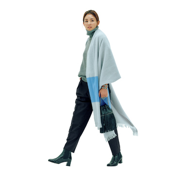 アウター代わりのストールで定番ニットコーデに軽快さを取り込む。気温16℃小雨の日｜3/14(火)【50代の毎日コーデ】