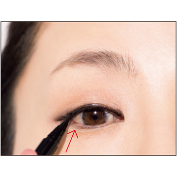 アイラインはまつ毛のすき間をしっかり埋めて。藤原美智子さんが教える50代メイクテク