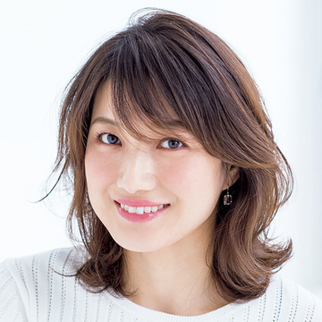 軽やかにおしゃれムードを放つ！ 外ハネミディアムヘア【50代髪型・ヘアスタイル】