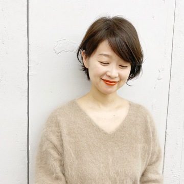 アラフィーの「顔」と「服」が映える！ひと塗りでたちまち洒落てしまう「至福」のオレンジリップ