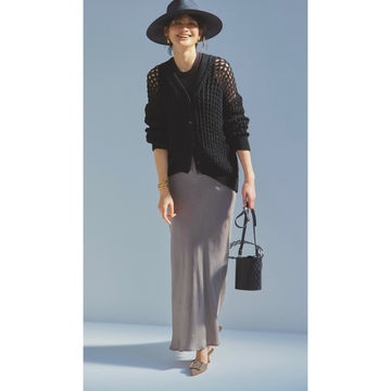抜け感のある黒ニットカーデと優美なグレーサテンスカートのテイストミックスでモノトーンコーデを更新！最低気温19℃｜6/12(木)【50代の毎日コーデ】