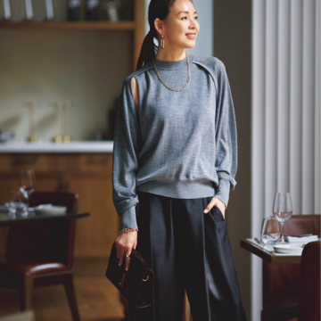 黒×グレーの無彩色コーデは、凝ったディテールや上質な素材感で上級のエレガンスを主張。最低気温12℃｜10/25(土)【50代の毎日コーデ】