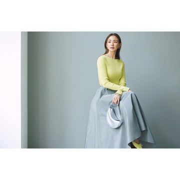 快活なシトラスイエローを無機質なグレーでクールダウンして都会的な印象に。気温20℃｜6/11(水)【50代の毎日コーデ】