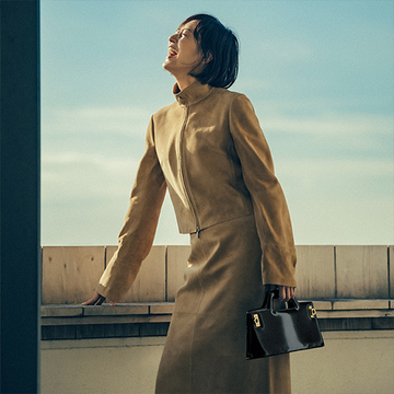 【最旬ブランドの新作バッグ】「フェラガモ」のミニバッグでコーデに知的な印象をプラス