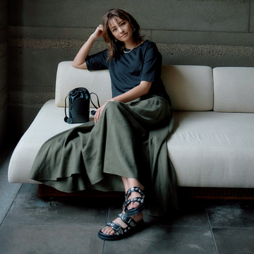 ベーシックカラーとカーキのコーデでモダンな雰囲気に【洗練アースカラーコーデ】