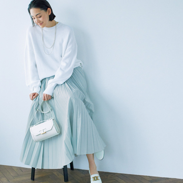 プリーツスカート+ローファーは薄色チョイスが旬【甘くないスカートとハンサムシューズ】