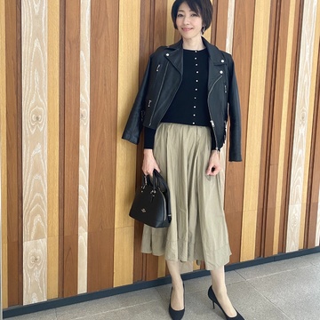 甘くない、アシンメトリーのロングスカートコーデ