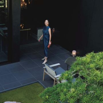 ミニマルなワンピースで日本庭園をイメージした銀座の屋上テラスへ【初夏、おしゃれして「銀座へ」】