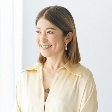 【おしゃれなあの人の髪色スナップ】櫛部美佐子さんはブリーチを使わないハイトーン 