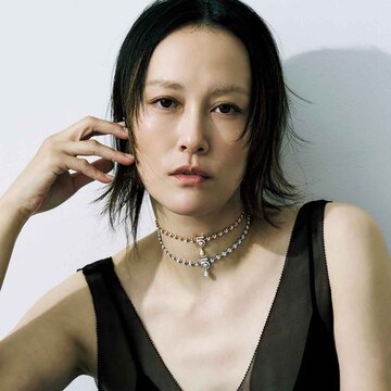 しなやかな曲線美が魅力。ラッキーナンバー“５”をモチーフにしたシャネルのネックレス【菊地凛子がつけこなす「サマージュエリー」】