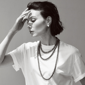 ミキモトの黒蝶真珠ネックレスでTシャツコーデに迫力を【存在感のあるネックレス】