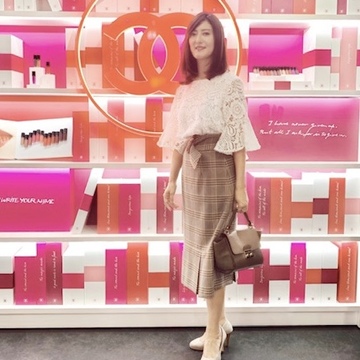 チェック柄のスカートで注目のイベントへ。