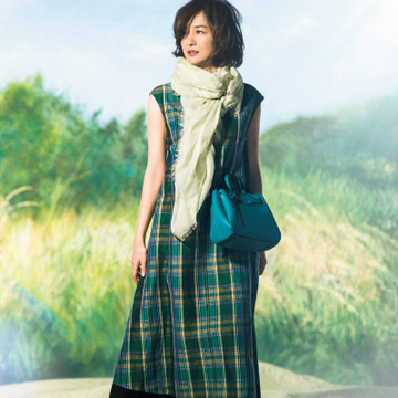 ビビッドなミニバッグを装いのスパイスに【富岡佳子さんのハッピー・グリーンコーデ】