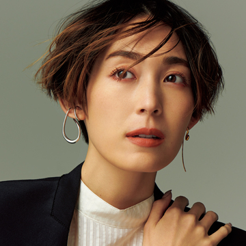 アートピースのようなイヤカフは、一点でインパクト大！ 顔まわりを立体的に演出