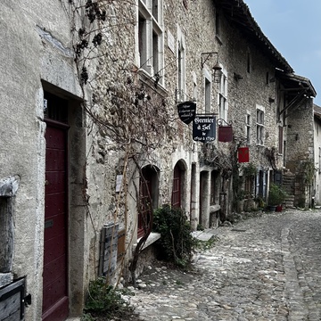 フランスの最も美しい村　Pérouges (ペルージュ)  ー中世の面影を訪ねて