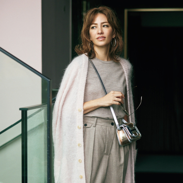 【大人の辛口ベージュコーデ】淡いトーンのベージュにはペールピンクを合わせて、優雅な雰囲気に