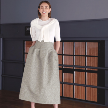 上品なツインニット×ジャカードスカートで無彩色コーデの好感度をアップ。最低気温21℃｜9/24(水)【50代の毎日コーデ】