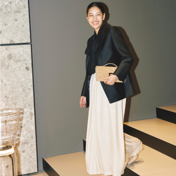 秋のドレスアップシーンは素材の光沢やドレープの優美さで魅せる。最低気温11℃｜11/13(木)【50代の毎日コーデ】