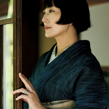 【俳優・板谷由夏の私をつくるジュエリー】小千谷縮の夏着物はロエベのブローチを帯留め代わりに