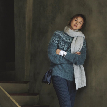 ノルディック柄ニットはオールグレーでまとめて都会的な装いに。気温8℃｜1/10(土)【50代の毎日コーデ】