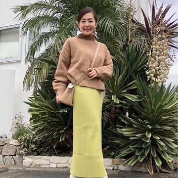 ボリュームニットにタイトスカート合わせで細見え効果