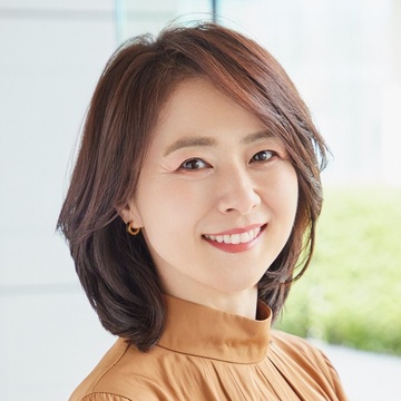 最旬ベージュカラーで、上品なツヤが魅力のエアリーボブに【50代髪型・ヘアスタイル】