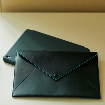 テレワーク時代の必需品！スタイリッシュに持ち歩ける「デルヴォー」のタブレットケース【才色兼備なビジネスレザーグッズ】