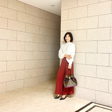 ホンワリ袖の「白ブラウス」