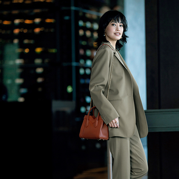 個性的なヒールでおしゃれ感高まる「ジミーチュウ」のお仕事パンプス