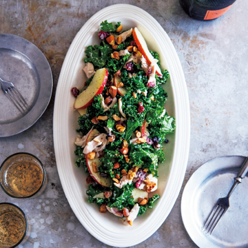 食感にアクセントを！　蒸し鶏、ケール、ナッツのサラダ×玉ねぎヨーグルトドレッシング【ドレッシングに凝るサラダ】