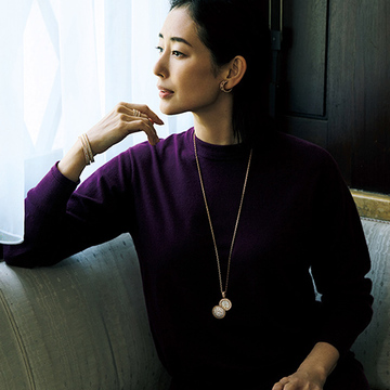 女優・木村多江さんがつけこなすジュエリー時計「ヴァン クリーフ& アーペル」のペンダントウォッチ
