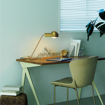 機能性とデザイン性を兼ね備えた「ランプ」でデスクをエレガントに演出【小さな照明】