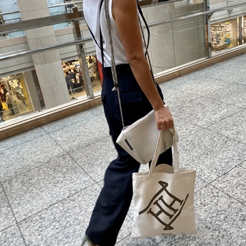 ヘルノのコラボトートでショッピング