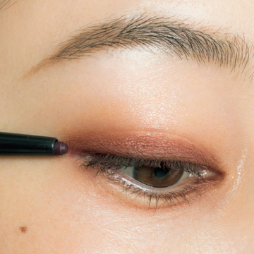 赤みブラウンを点置きして引き締める「アイライナー」メイクテク【2割フェミニン増しアイメイク】