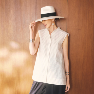 ノースリーブのストライプシャツとパナマハットでハンサムな夏コーデを完成させる。気温34℃｜8/2(土)【50代の毎日コーデ】
