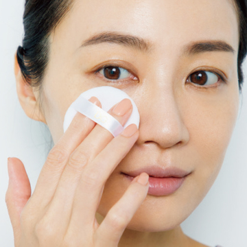 キメが整って肌の透明感も上がるフェイスパウダーで仕上げを【品のいい肌の作り方】