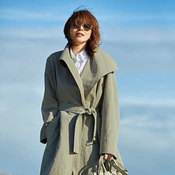 【“女優顔”のスプリングコート】大きな襟がポイント！「ブラミンク」のベルテッドコート