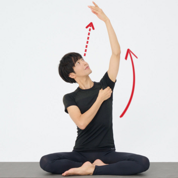 首の贅肉が気になる50代必見。胸の筋肉をつかんでほぐせば首が長～く伸びて小顔になる【骨盤を整える床バレエ】